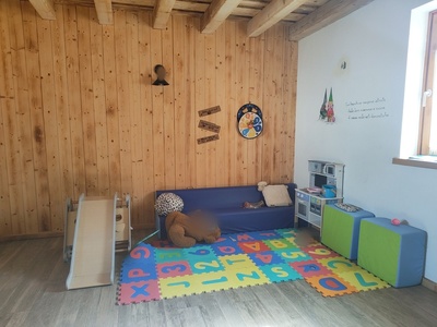 Sala dei giochi, dettaglio tappeto e arredi