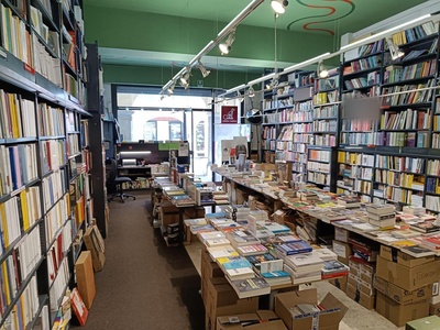 Spazio interno con tavoli esposizione e scaffalatura