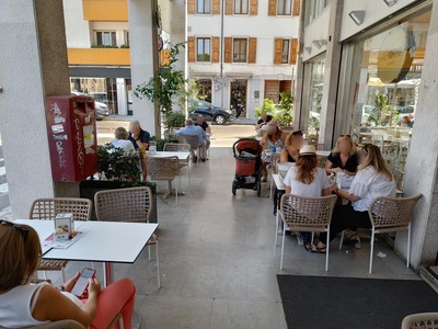Tavoli e sedute su area esterna