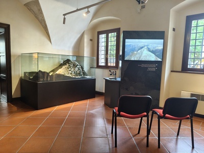 Sala 4 - Le miniere di Raibl, vista della zona video e microscopio