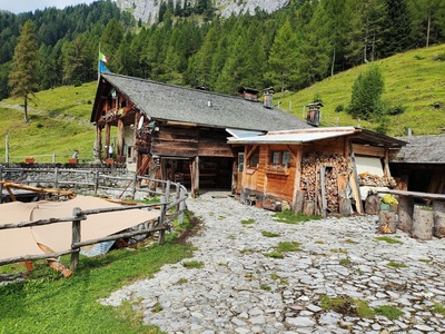 Percorso verso l'ingresso del rifugio