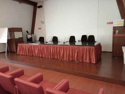 Sala convegni, area relatori
