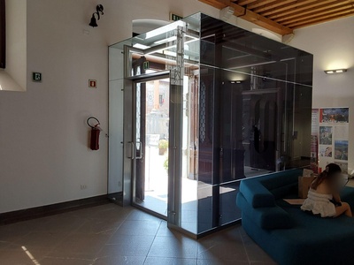 Bussola ingresso vista da dentro il palazzo