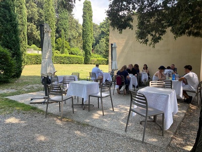 Area esterna a sinistra del bar