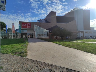 Ingresso al teatro visto dal percorso pubblico