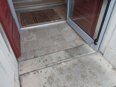 Ingresso, dettaglio della soglia
