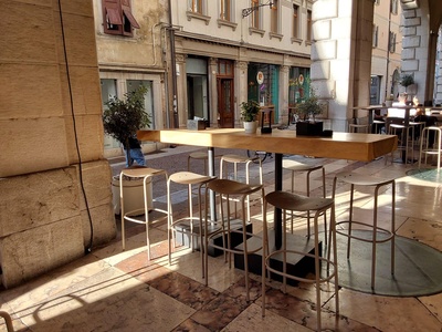 Sgabelli e tavoli alti