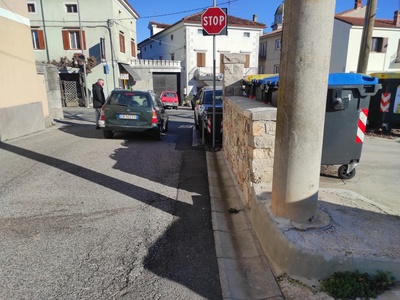 Percorso su strada dal parcheggio verso il locale