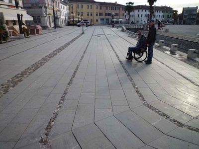 Foto 5 - Pavimentazione in pietra attorno alla piazza