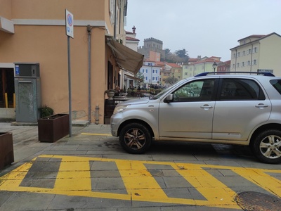 Parcheggio riservato in via Manzoni