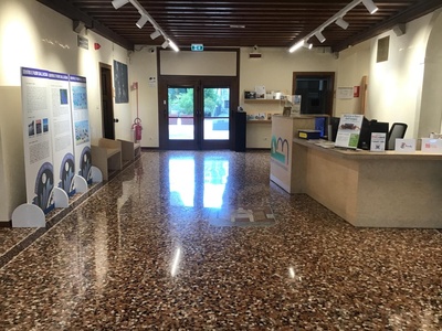 Reception con bancone sulla destra