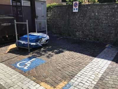 Parking stall