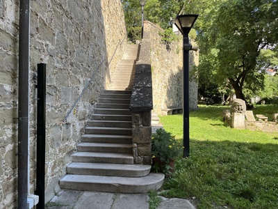 Dal Museo verso la Cattedrale: la scala che porta al Cenotafio