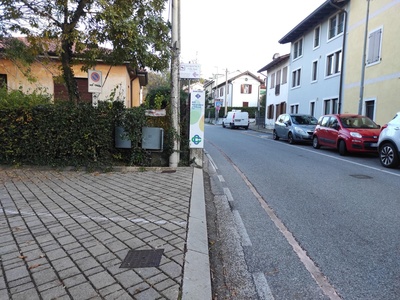 Vista degli stalli pubblici in alternativa al parcheggio privato. Gli ultimi due sono riservati. 