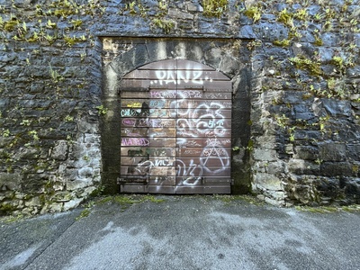 Portone su viale della Rimembranza