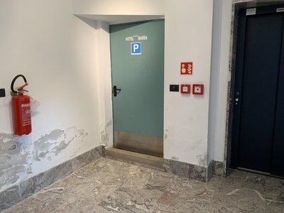 Porta tra garage e vano scale comune, viene posizionata una rampa per superare il gradino