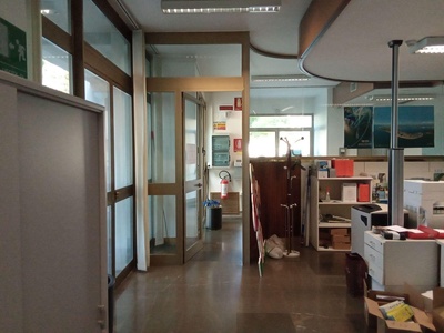 Percorso di collegamento attraverso ufficio