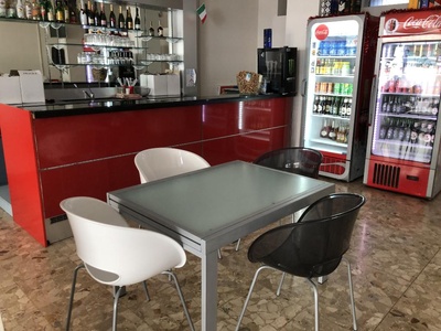 Tavoli, sedute e bancone