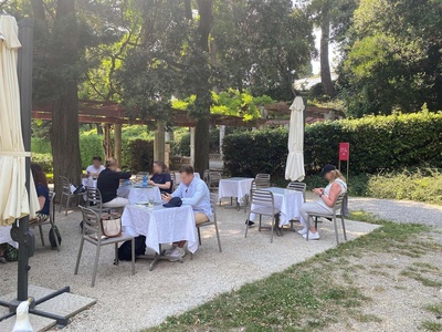 Area esterna a sinistra del bar, vista dal lato bagni