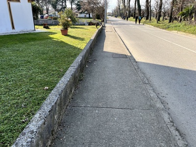 Foto 25 - Marciapiede interrotto da strade laterali e privo di scivoli per la discesa