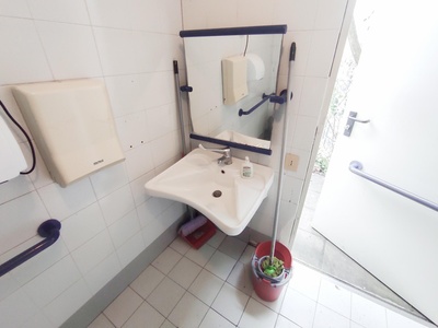 Bagno, vista ingresso e zona lavabo