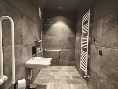 Bagno accessibile, vista verso lavabo e doccia