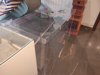 Piano terra, pannelli in plexiglass di difficile lettura