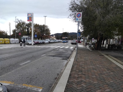 Vista del percorso con il parcheggio pubblico sullo sfondo a destra