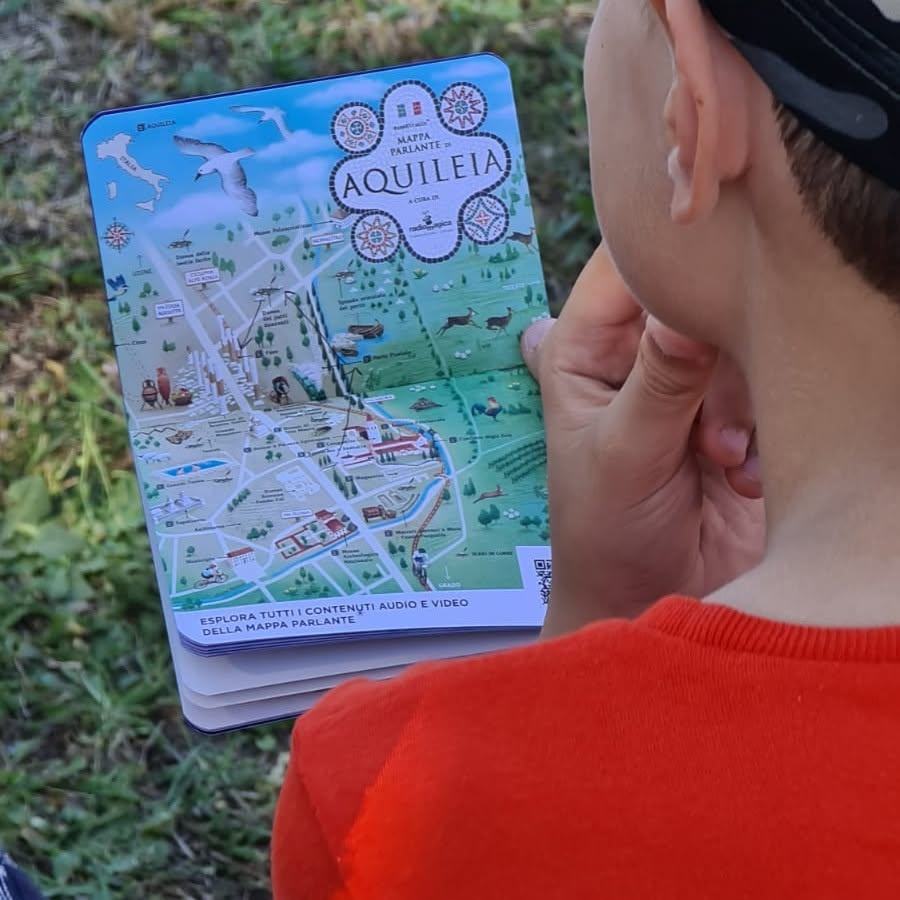 un bambino guarda la mappa di aquileia