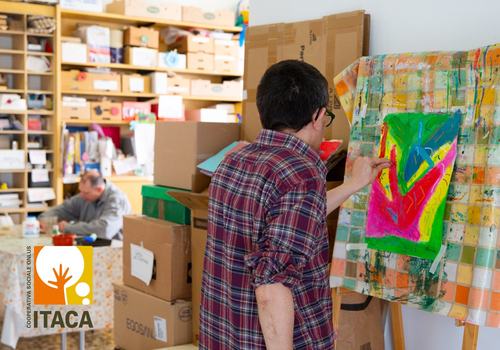 persona che dipinge un quadro