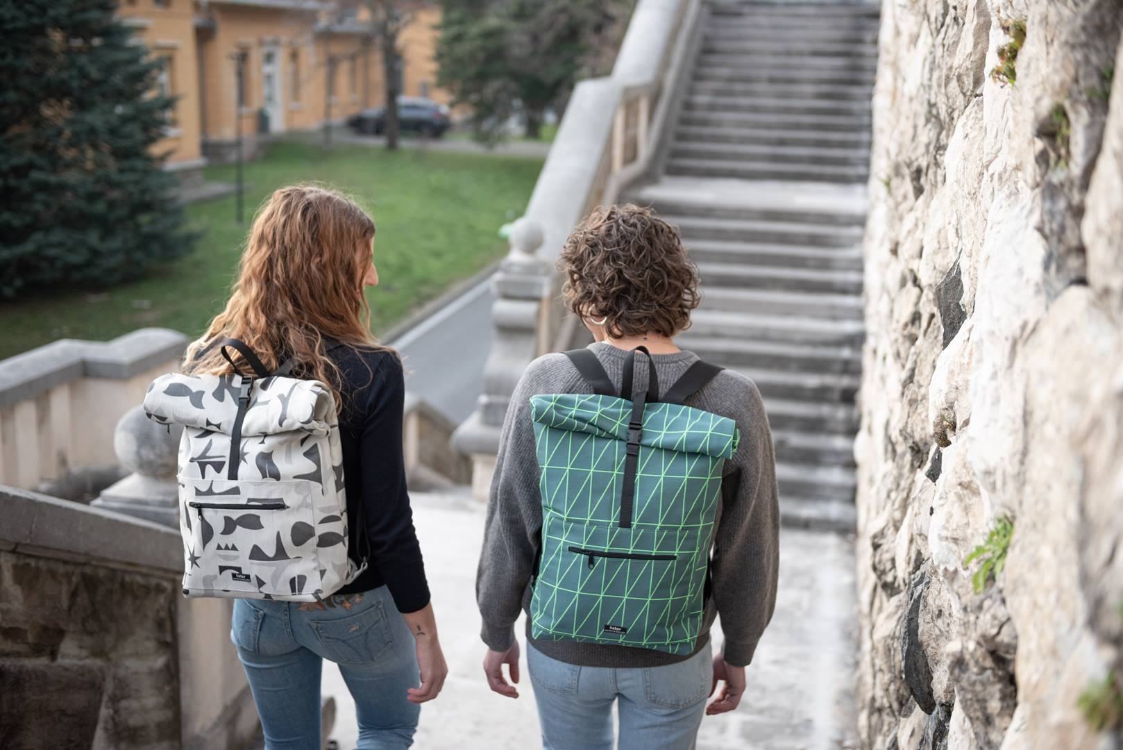 due ragazzi indossano gli zainetti creati da Lister Sartoria Sociale
