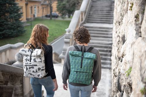 due ragazzi indossano gli zainetti creati da Lister Sartoria Sociale