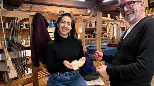 Catarina mostra il lavoro che ha fatto al telaio con Christian il proprietario del laboratorio