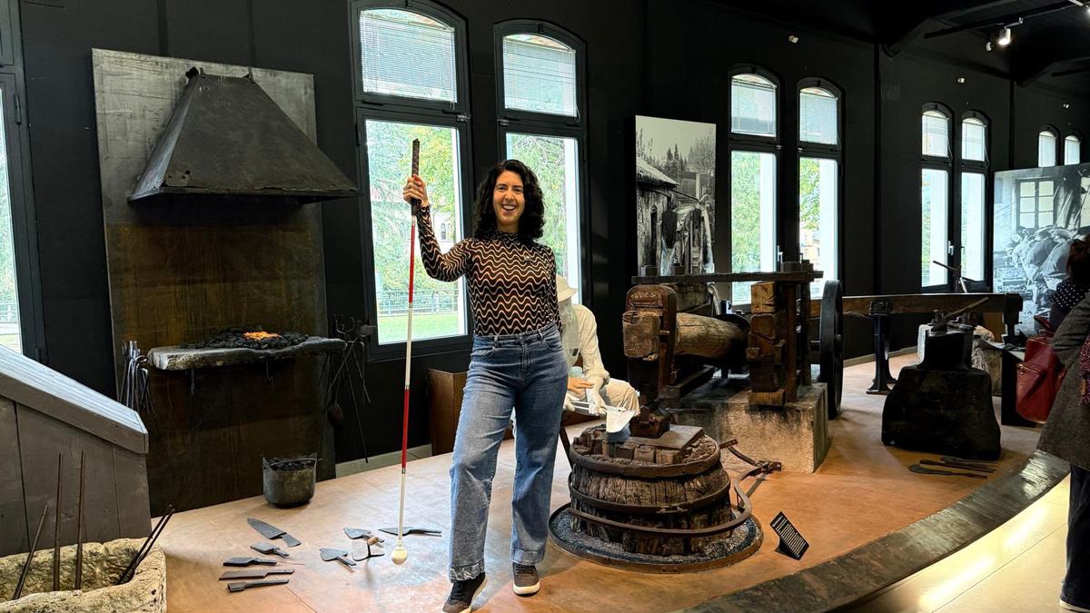 Catarina nell'allestimento del museo delle coltellerie di maniago tra i macchinari