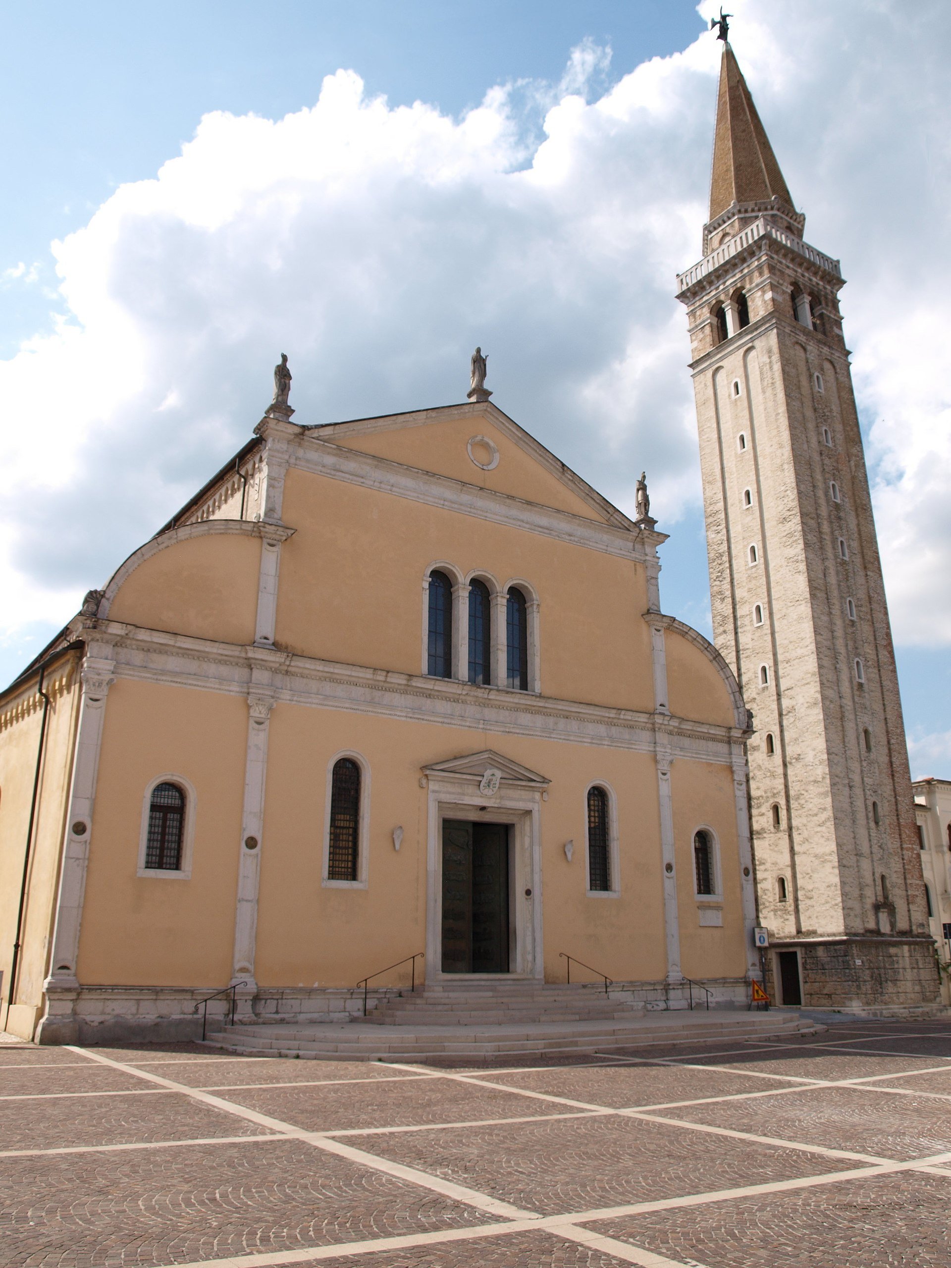 Duomo_di_Sacile_-_Facciata_e_campanile