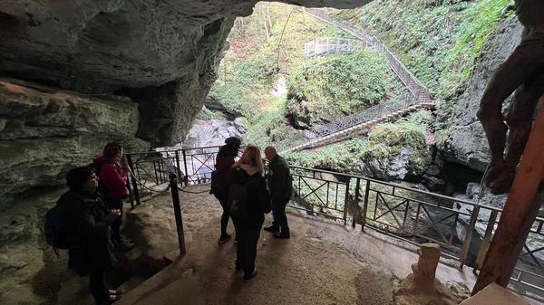 il gruppo nell'orrido delle grotte di Pradis