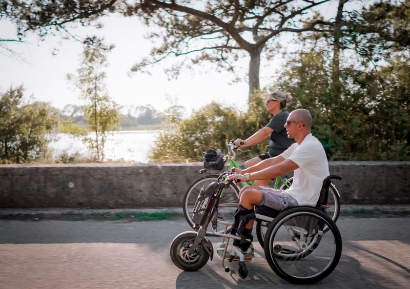 Luca ed Alessia in bici e Triride con vista sul fiume Tagliamento