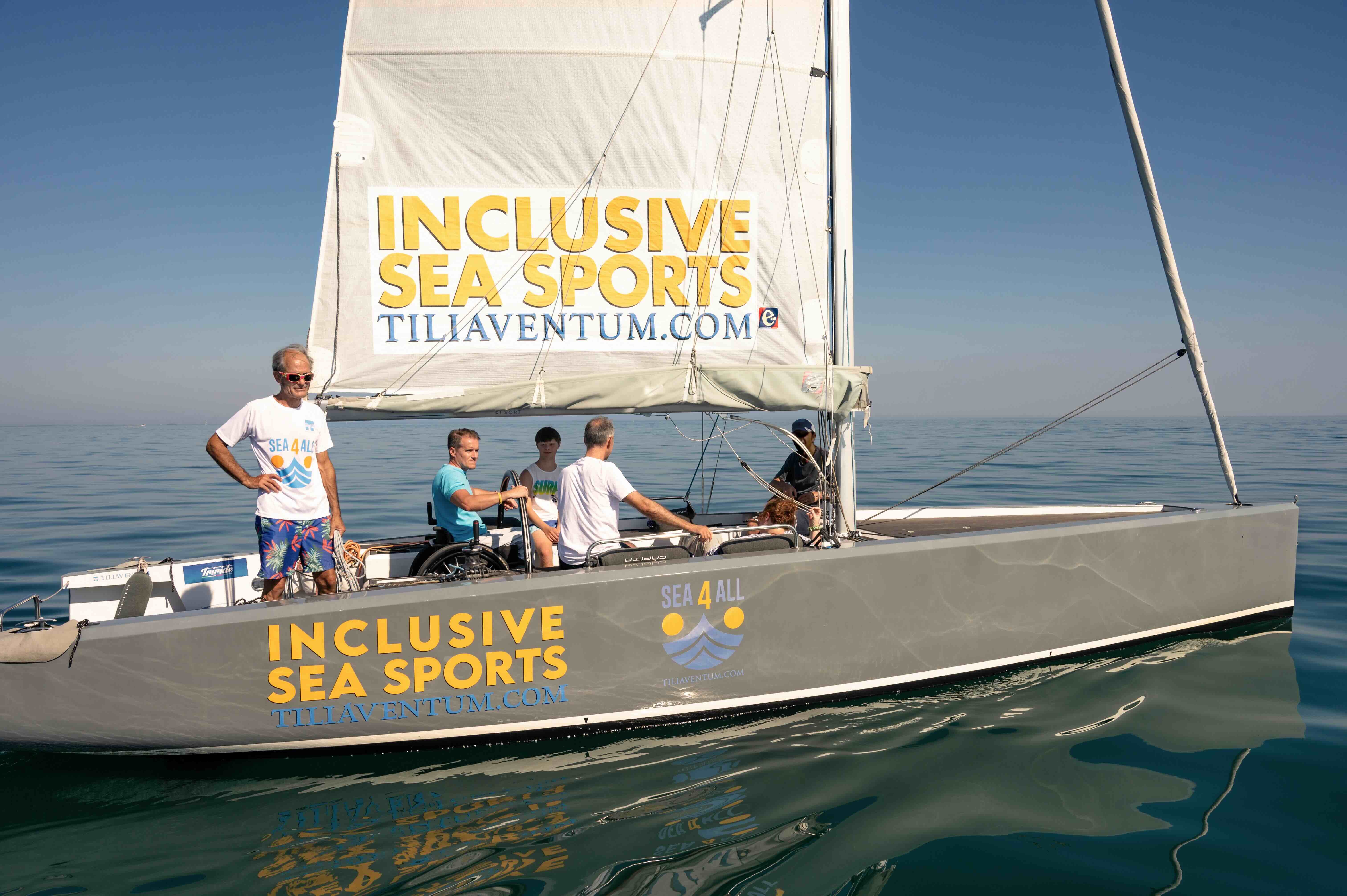 Persone con disabilità e non mentre vanno in barca a vela