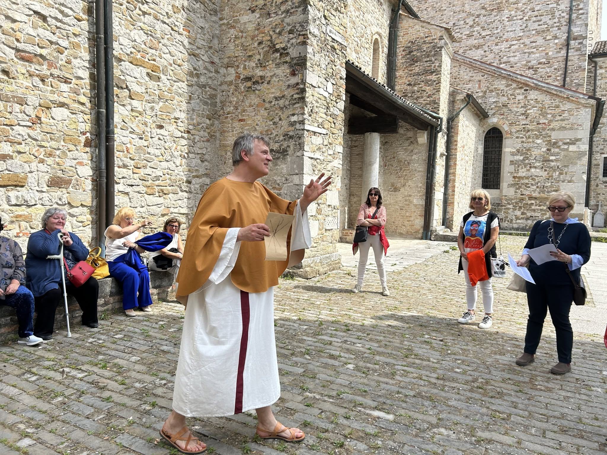 un personaggio in costume recita