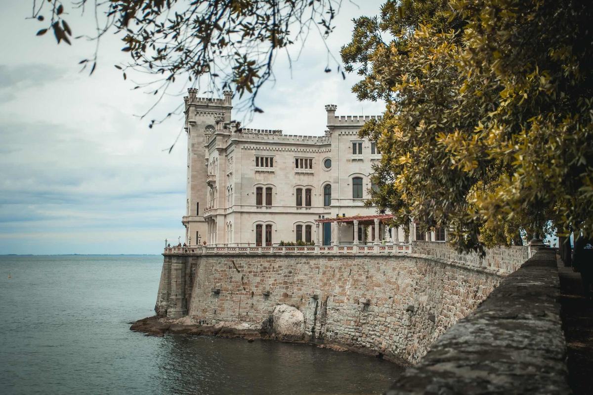 Il castello di Miramare si affaccia sul mare