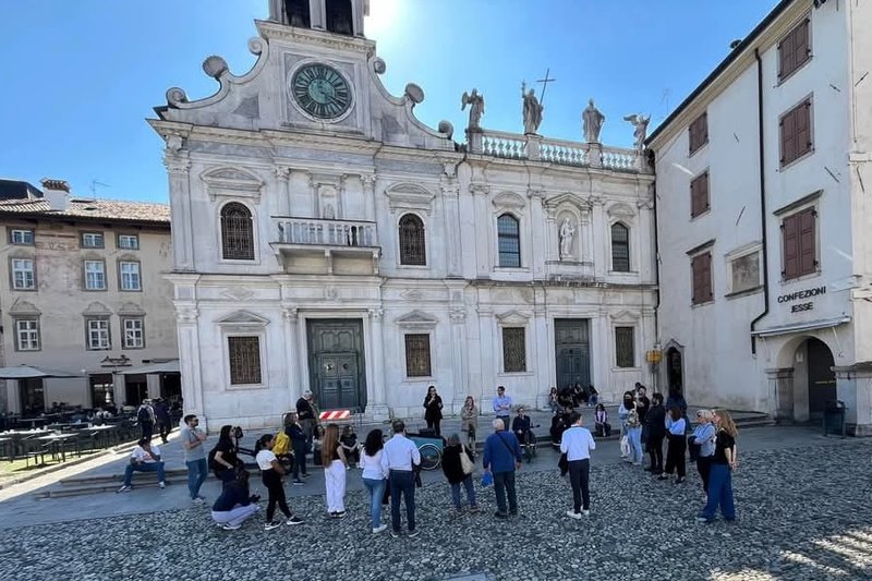 Un gruppo di persone esplora Udine per mapparne l'accessibilità