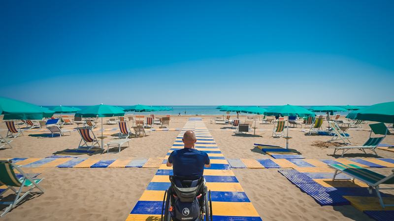 Luca sulle passerelle della spiaggia di Lignano