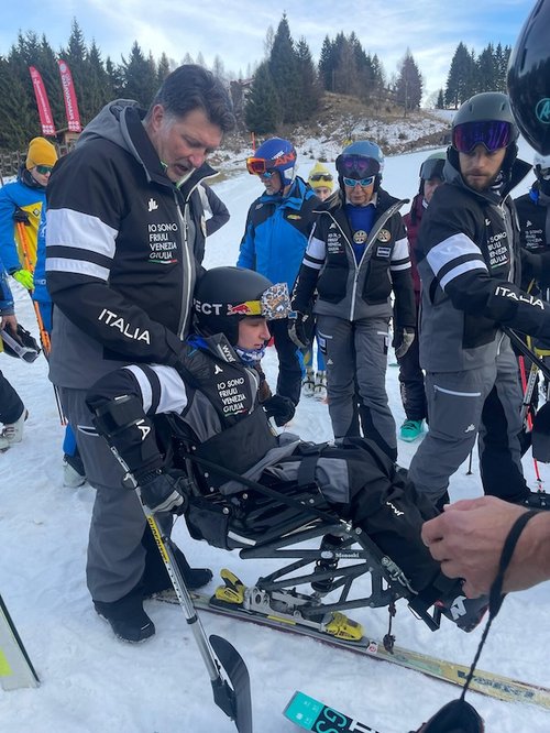 Una ragazza sullo sci adattato durante il corso per maestri di sci in Friuli