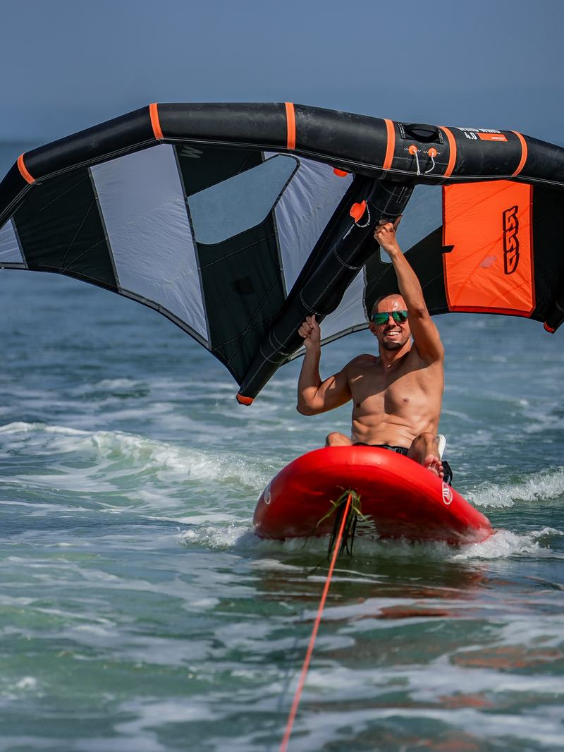 Luca testa il wing sul SUP