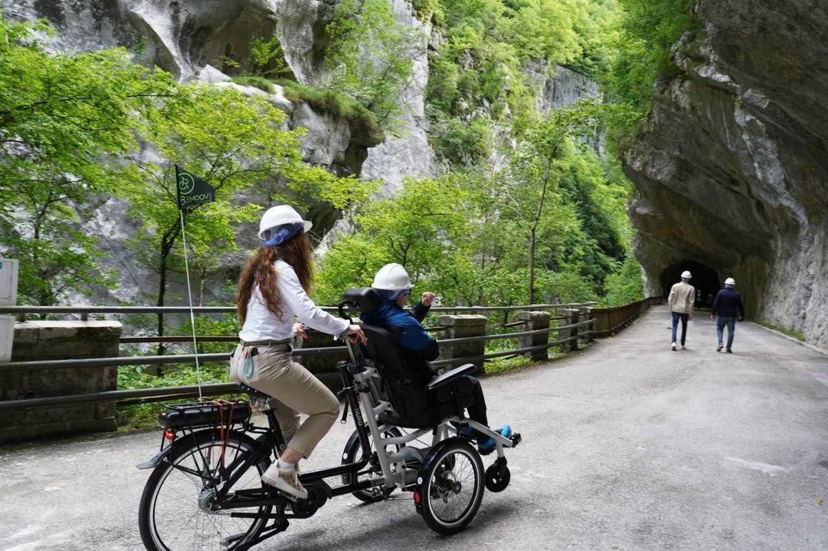 In bici sulla strada vecchia della Valcellina