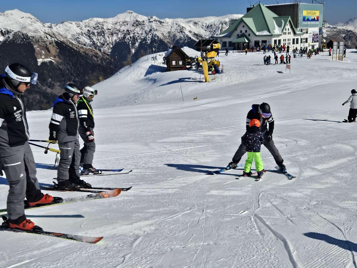 durante il corso di sci accessibile sulle piste