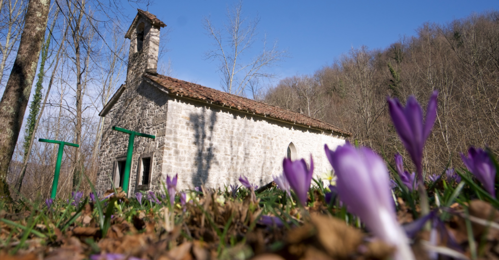 piccola chiesetta nella natura
