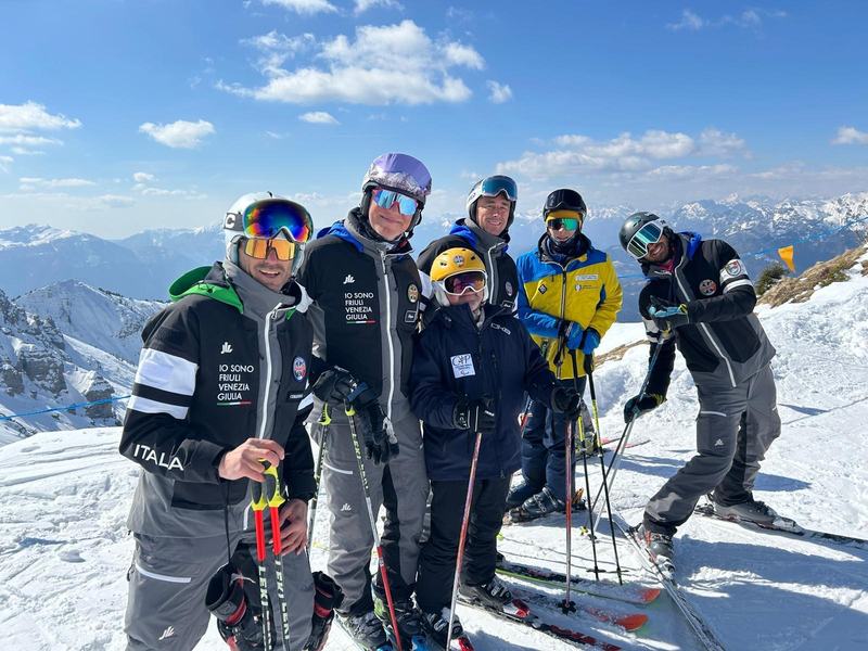 un gruppo di maestri in posa